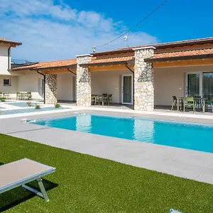 https://corte-rocchetti-suite.hotelinveneto.com